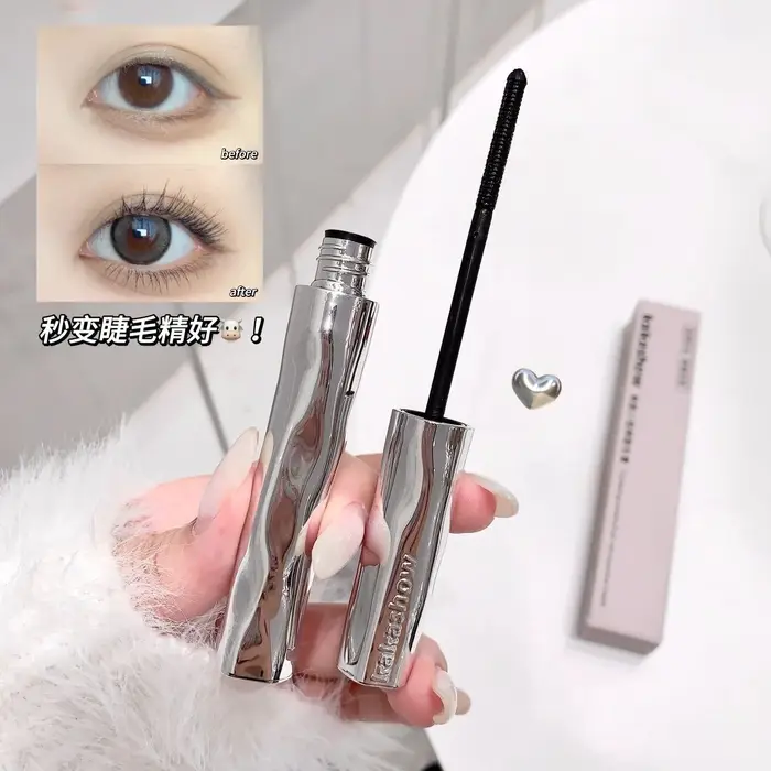 Le mascara à petite baguette argentée bouclée kakashow est imperméable et résistant à la transpiration