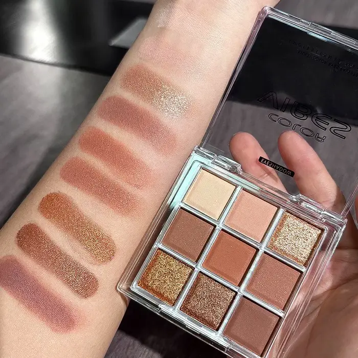 Palette de maquillage d'ombre à paupières rouge brune