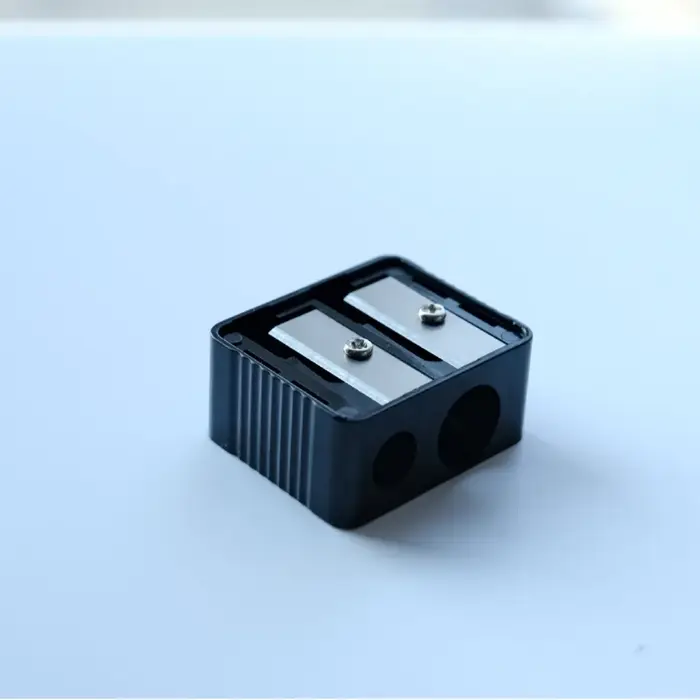 Taille-crayon cosmétique ventilé à double trou. L'utilisation manuelle est idéale pour les crayons e