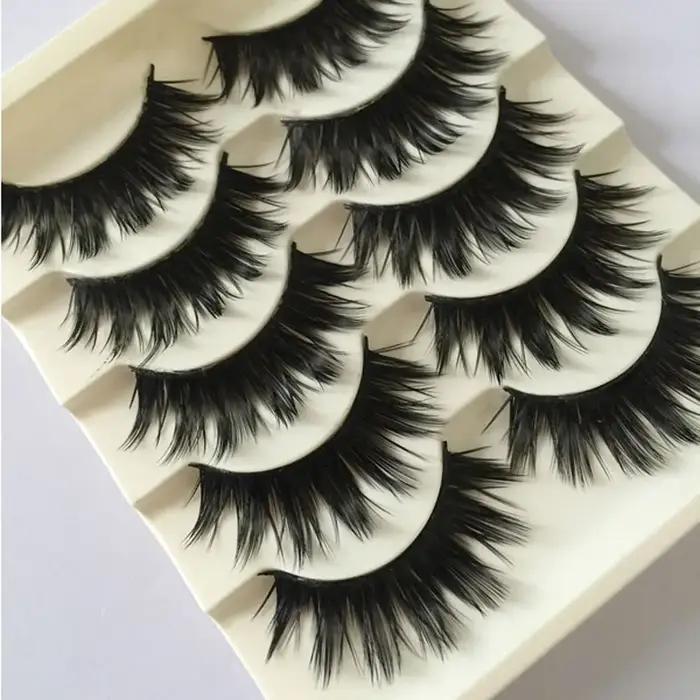 Faux cils croisés naturels 3D
