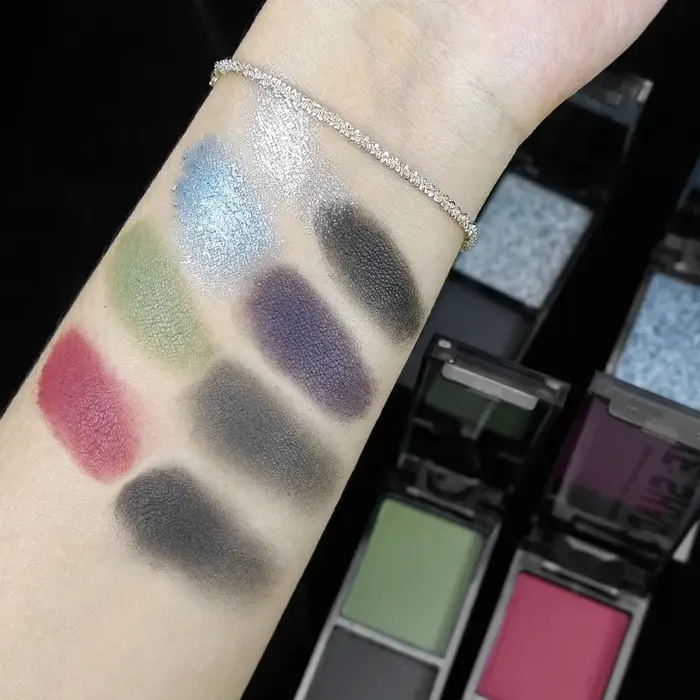 Palette de fards à paupières bleu à paillettes fumées