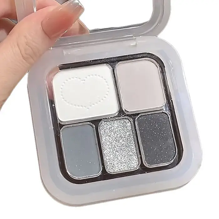 Palette de fards à paupières punk 5 couleurs pour un maquillage smokey eye, avec des teintes blanc a