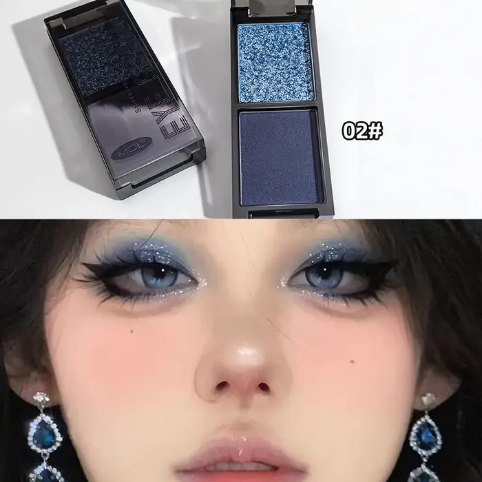 Palette de fards à paupières bleus à paillettes fumées