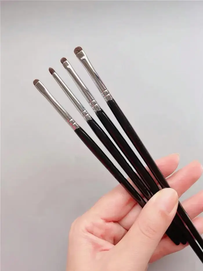 1 lot de 4 pinceaux de maquillage pour détails des yeux noirs