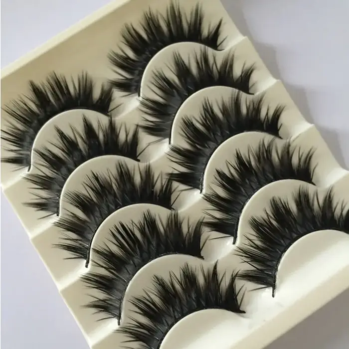 Faux cils croisés naturels 3D
