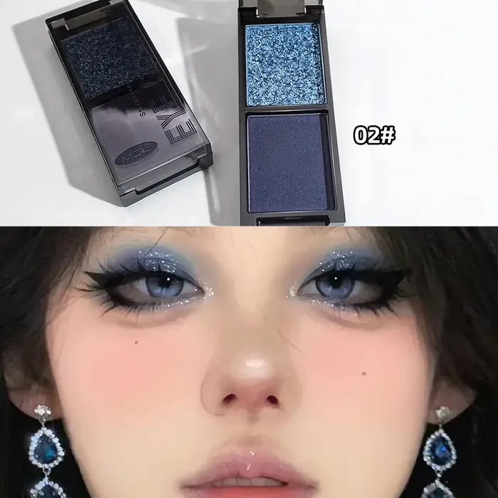 Palette de fards à paupières bleus à paillettes fumées