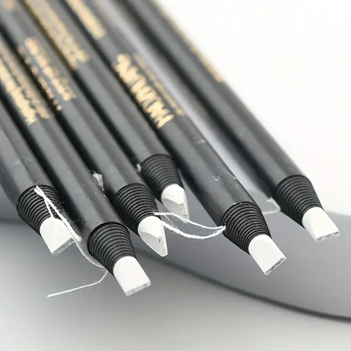 Pochoir rehausseur de sourcils avec positionnement de tatouage