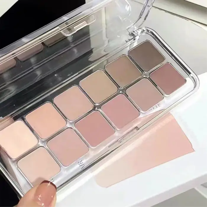 Cette palette de fards à paupières 12 couleurs présente des effets chatoyants et mats aux tons terreux