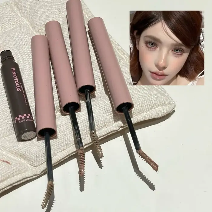 Mascara à sourcils effet velours léger, pigment durable et modulable, résistant aux taches, pour un maquillage des sourcils naturel, doux et volumineux.