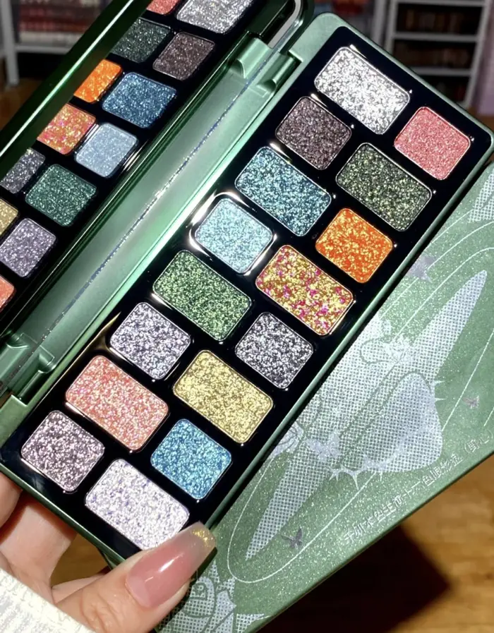 Qianyan Freya86 Co-marqué 16 couleurs miroitant paillettes fard à paupières Palette fumé mat fard à