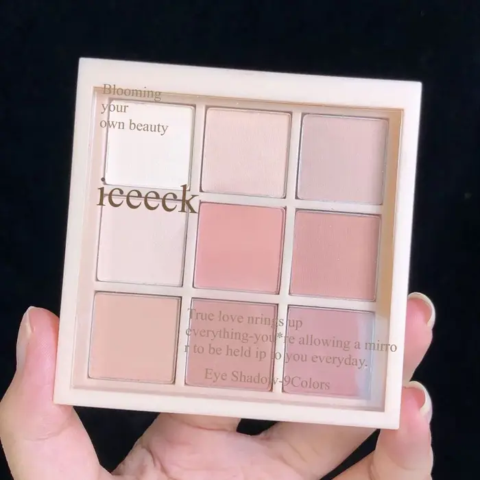 Palette de fards à paupières mats longue durée de 9 couleurs avec des nuances chaudes nues à rose-marron pour un look naturel au quotidien