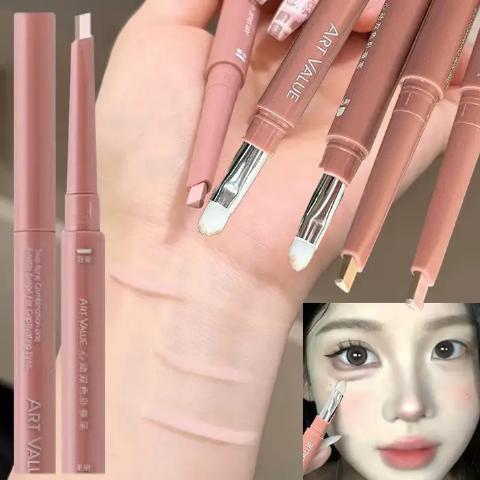 Stylo bicolore sous les yeux