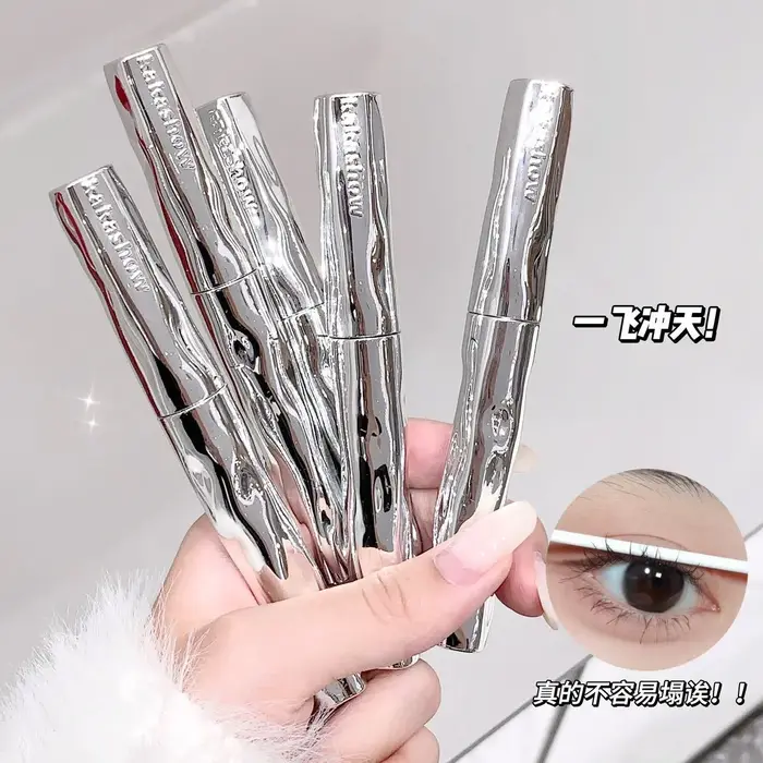 Le mascara à petite baguette argentée bouclée kakashow est imperméable et résistant à la transpiration