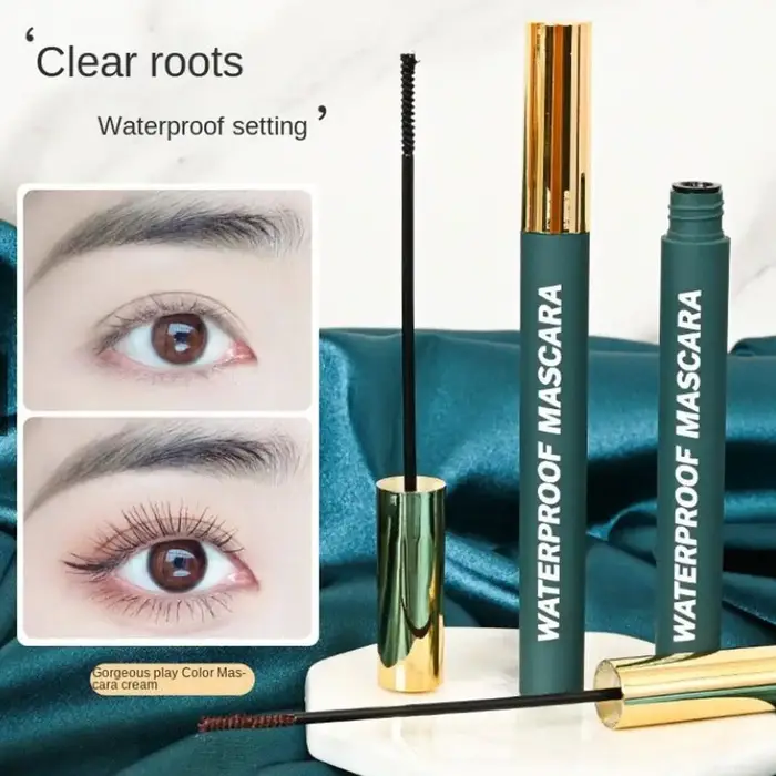 Mascara noir allongeant les cils