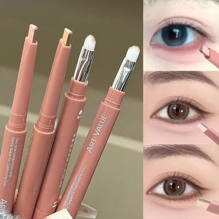 Stylo bicolore sous les yeux