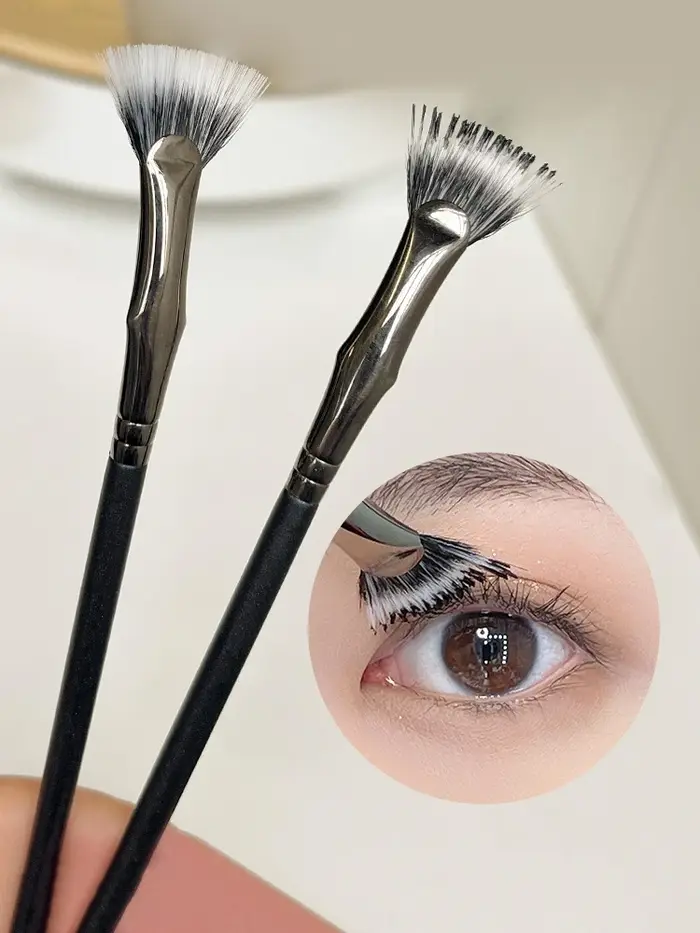 Brosse à mascara en éventail pliant
