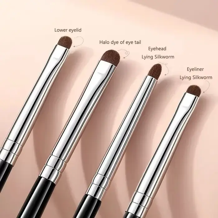 Ce set de quatre pinceaux à paupières délicats et compacts