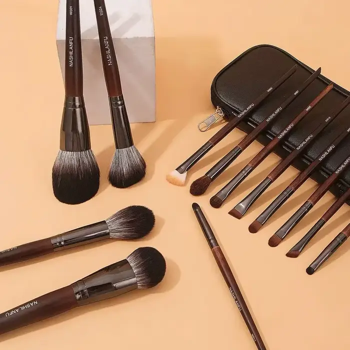 Ensemble de pinceaux de maquillage en fourrure d'animal de qualité supérieure, manche en bois, fard