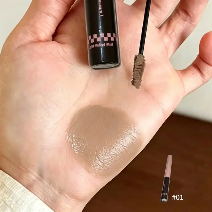 Mascara à sourcils effet velours léger, pigment durable et modulable, résistant aux taches, pour un maquillage des sourcils naturel, doux et volumineux.