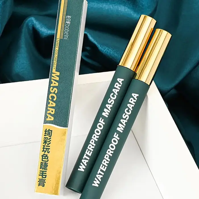 Mascara noir allongeant les cils
