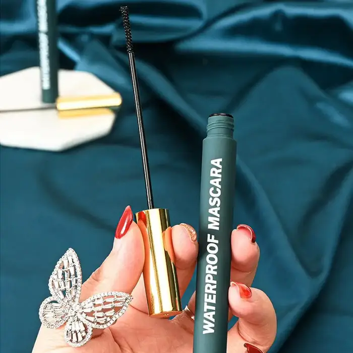Mascara noir allongeant les cils