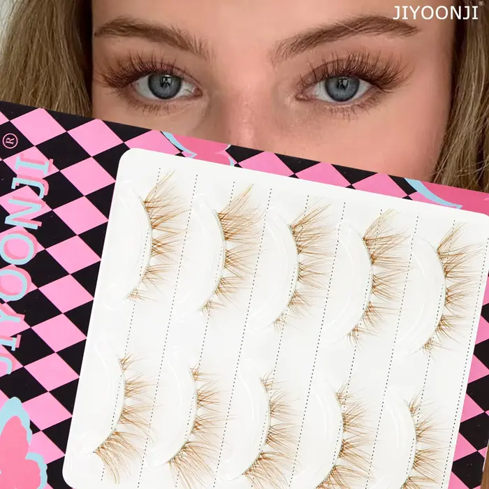 5 paires de faux cils bruns avec des renards volants en diagonale