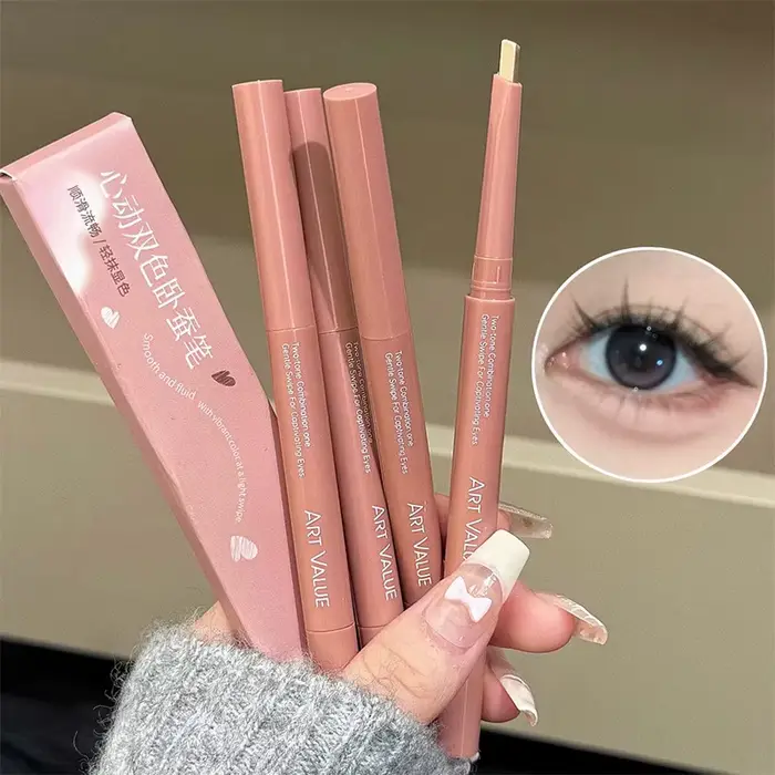 Stylo bicolore sous les yeux