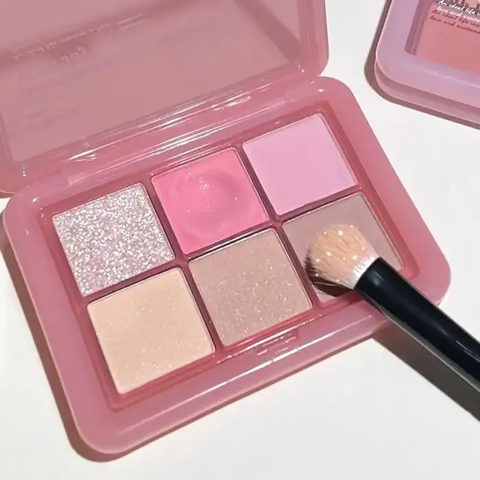 Palette de fards à paupières rose clair à paillettes