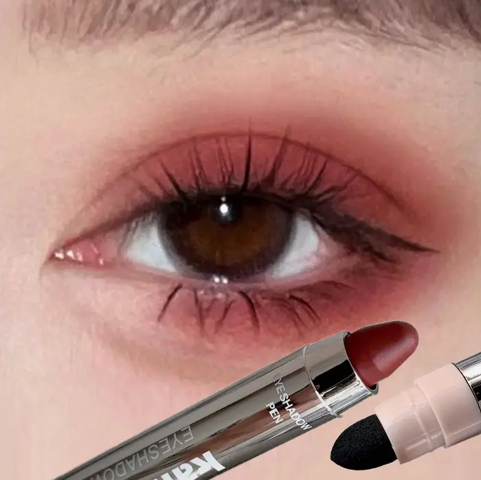 Bâton de fard à paupières rouge velours
