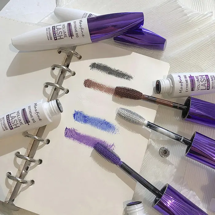 Mascara coloré volumisant et recourbant