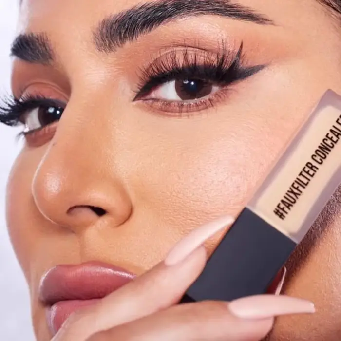 Huda Beauty Faux filtre lumineux mat correcteur pour les yeux hydratant longue durée fond de teint léger maquillage