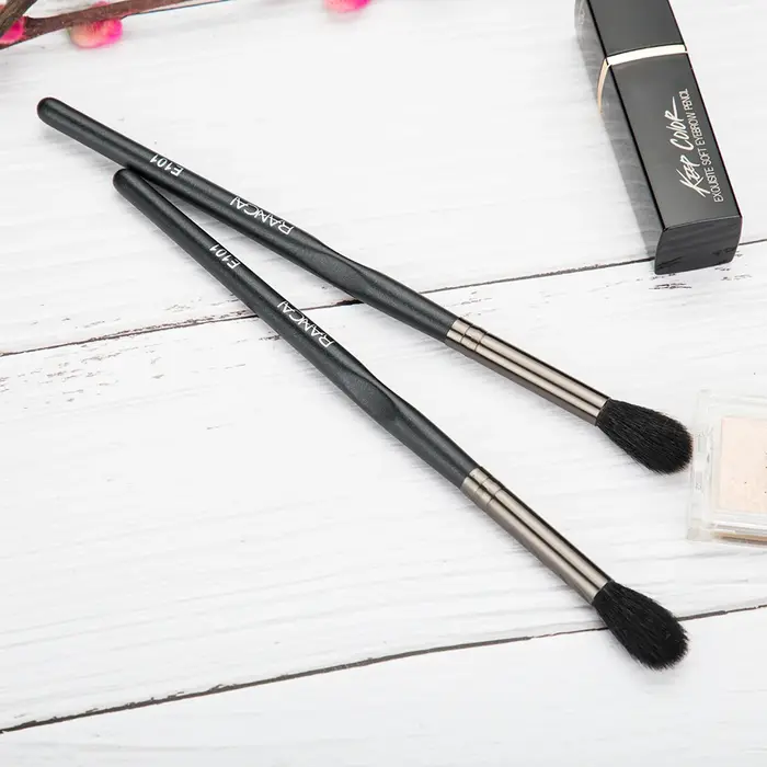 Pinceau de maquillage pour le contour des yeux