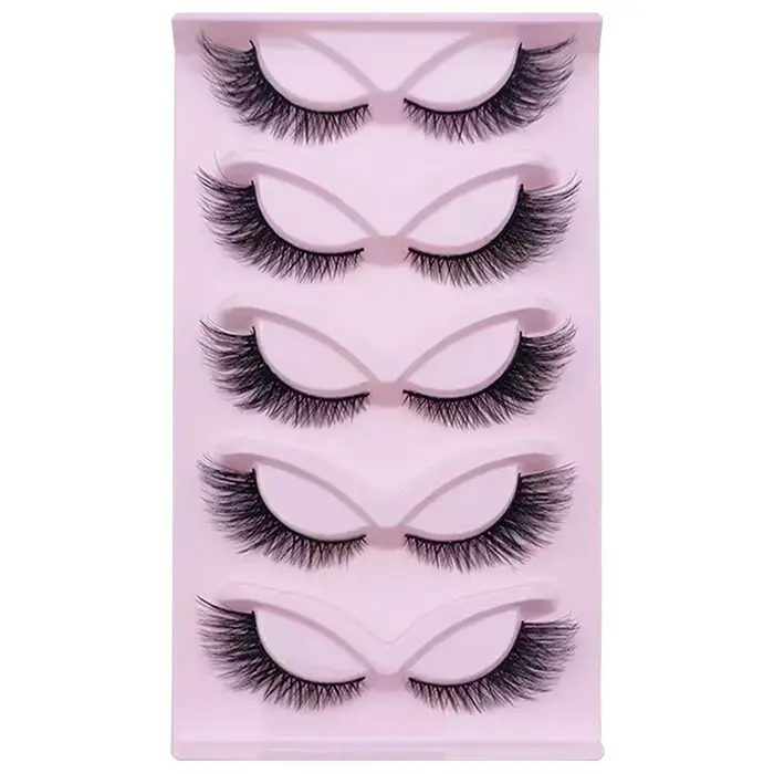Faux cils longs en œil de chat