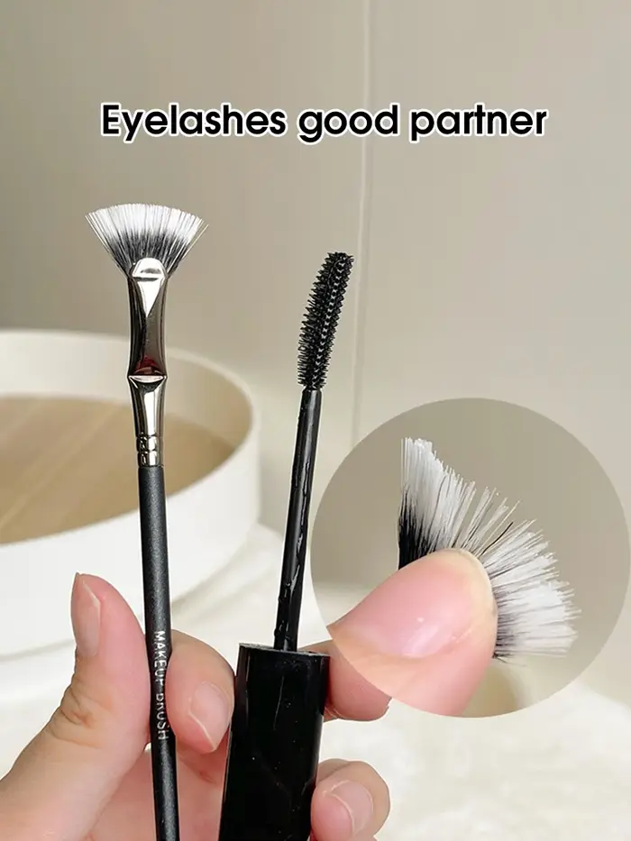 Brosse à mascara en éventail pliant
