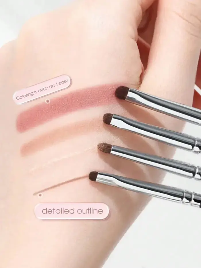 Ce set de quatre pinceaux à paupières délicats et compacts