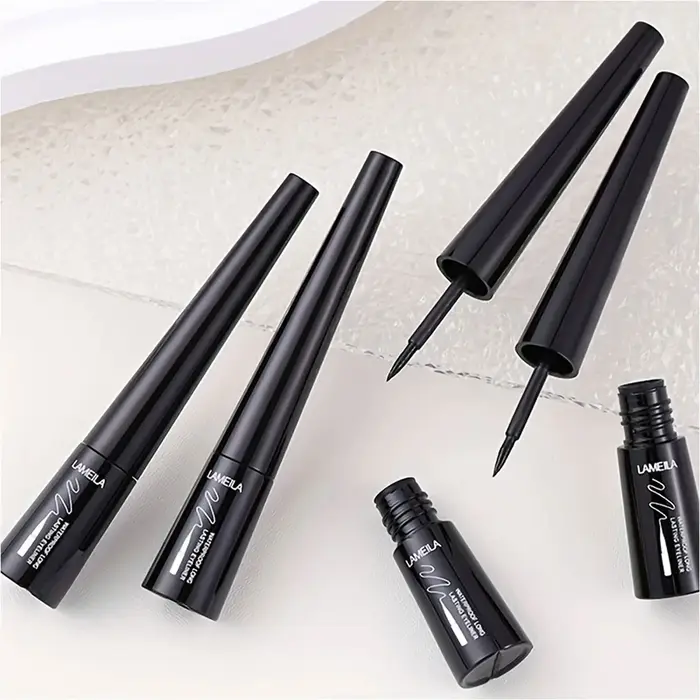 1 l'eye-liner mince est imperméable