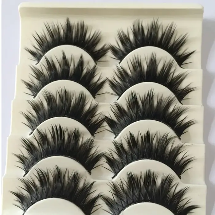 Faux cils croisés naturels 3D