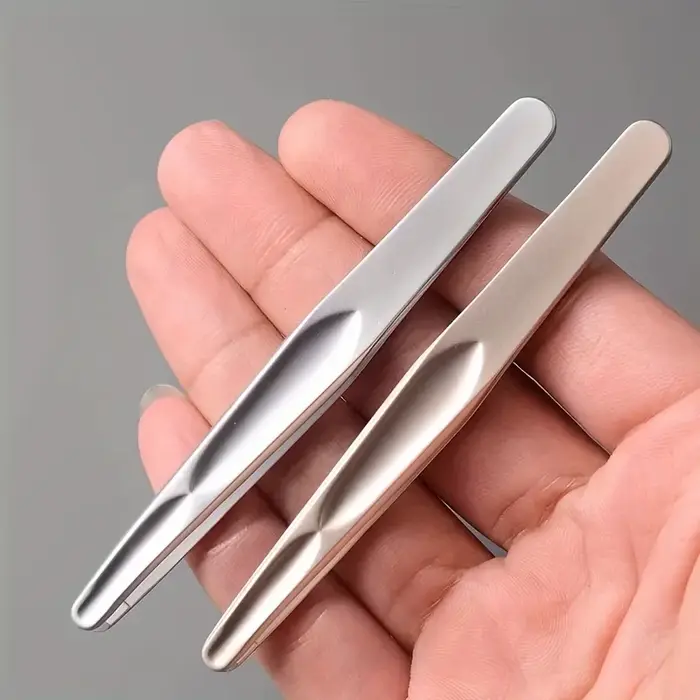 Pinces à sourcils en acier inoxydable pour une coupe précise de barbe et de moustache – Pince à épiler à tête ronde douce sur Beige clair avec design