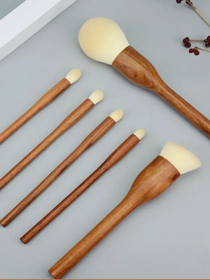 Pinceaux de maquillage avec manche en bois de santal