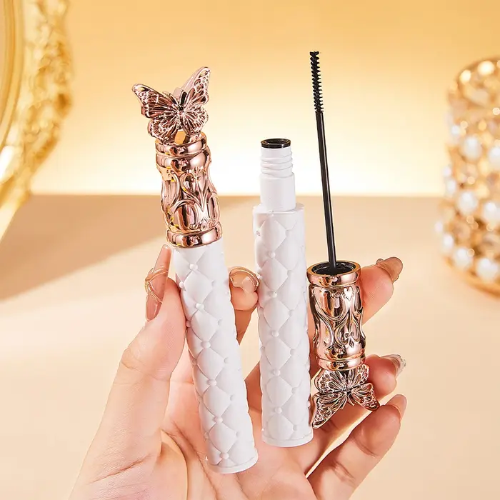 Le mascara Honey Talk est long, fin, bouclé, épais, non taché, durable, imperméable et résistant à l