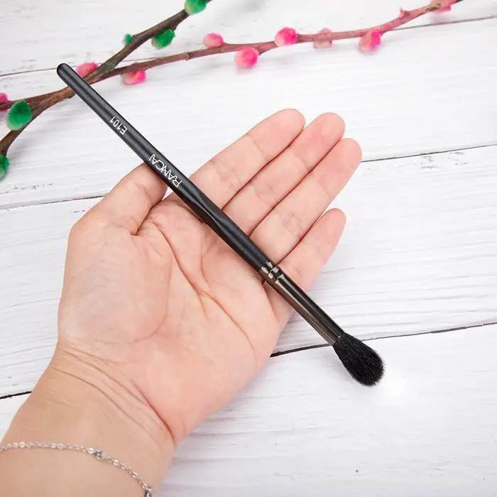 Pinceau de maquillage pour le contour des yeux
