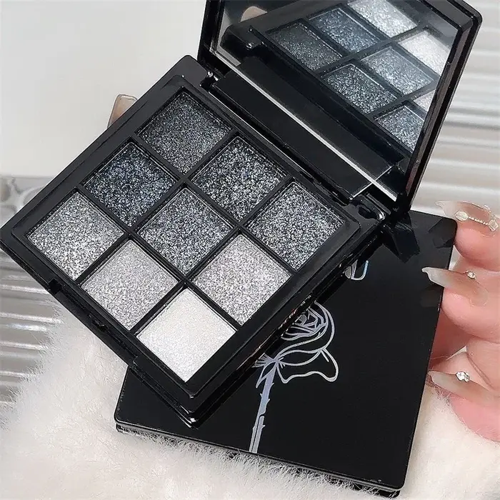 Palette de fards à paupières noirs fumés