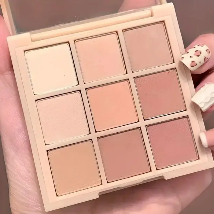 Palette de fards à paupières mats longue durée de 9 couleurs avec des nuances chaudes nues à rose-marron pour un look naturel au quotidien