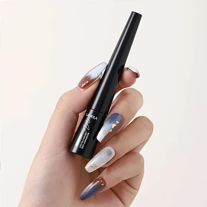 1 eyeliner fin, imperméable, résistant à la transpiration, longue tenue et sans bavures. Stylo eyeli